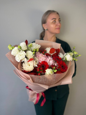 Букет"Алые паруса" с хризантемой